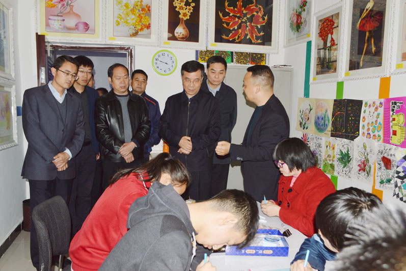 省人大社会建设委员会副主任委员翟四虎一行深入老城办培新街社区调研