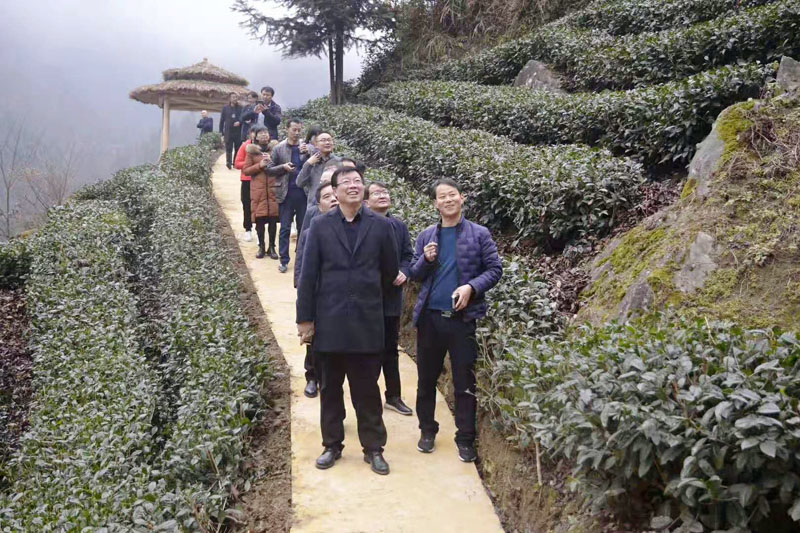 图四：观光园区负责人向各位代表介绍生态观光园区产业规模情况.jpg