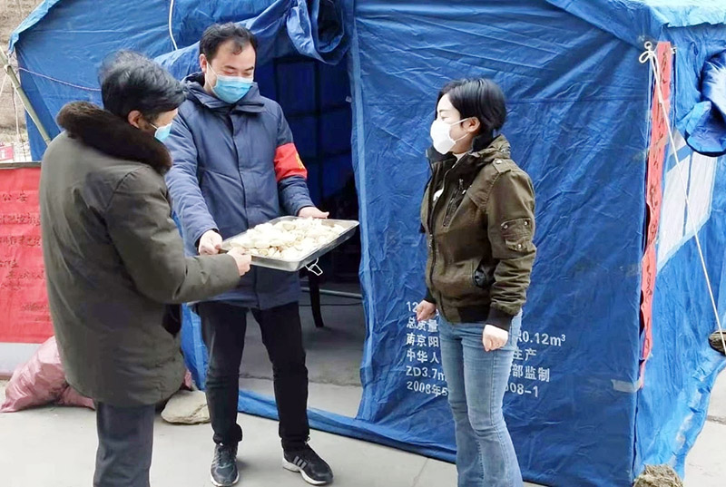 当地群众给驻守在中原镇杨柳村疫情防控执勤点的干警送来了饺子.jpg