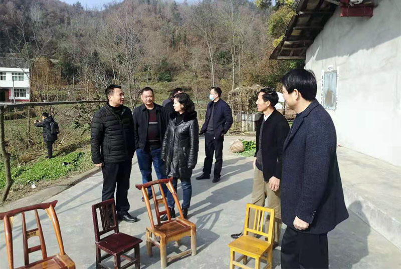 市住建局张世波局长在后沟村走访贫困户.jpg