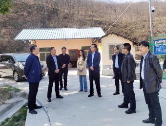 郭正锋一行就产业发展情况在吉河镇调研